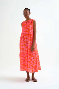 Image 1 of Vestido  largo playero con estampado ondas rosa y rojo