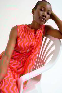 Image 2 of Vestido  largo playero con estampado ondas rosa y rojo