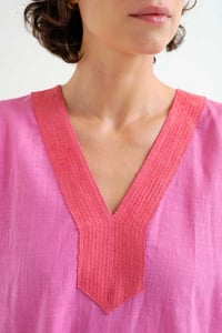 Image 2 of  Kaftán corto rosa con fucsia