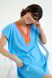 Image 2 of Kaftán corto azul con naranja