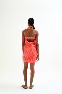 Image 2 of  Pareo con estampado ondas rosa y rojo