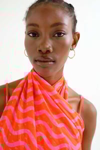 Image 3 of  Pareo con estampado ondas rosa y rojo