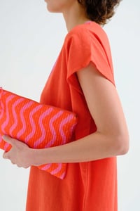 Image 1 of Bolso con estampado ondas rosa y rojo
