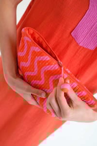 Image 2 of Bolso con estampado ondas rosa y rojo