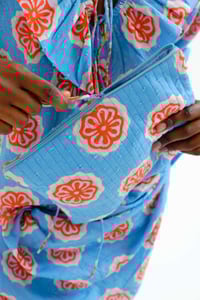 Image 1 of Bolso con estampado Red bloom flowers