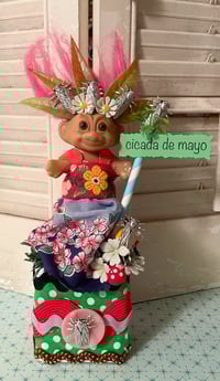 Cicada de Mayo! Vintage Troll Celebrates the Cicadas