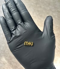 1 x Gold Miu metal flat back charm.