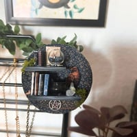 Image 2 of Estantería con imán para magos y brujas de la sabiduría. Preventa.