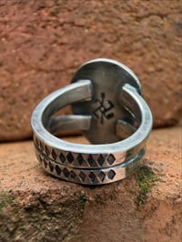 Image 4 of WL&A Handmade Ingot Old Style Split Band Black Jack Green Ribbon Turquoise Ring - Size 6