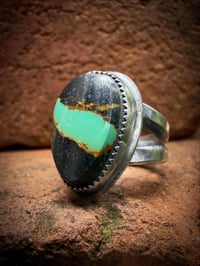 Image 3 of WL&A Handmade Ingot Old Style Split Band Black Jack Green Ribbon Turquoise Ring - Size 6
