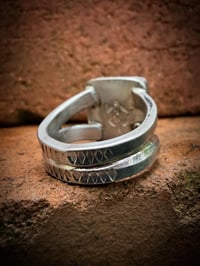 Image 4 of WL&A Handmade Ingot Old Style Split Band Royston Green Ribbon Turquoise Ring - Size 8