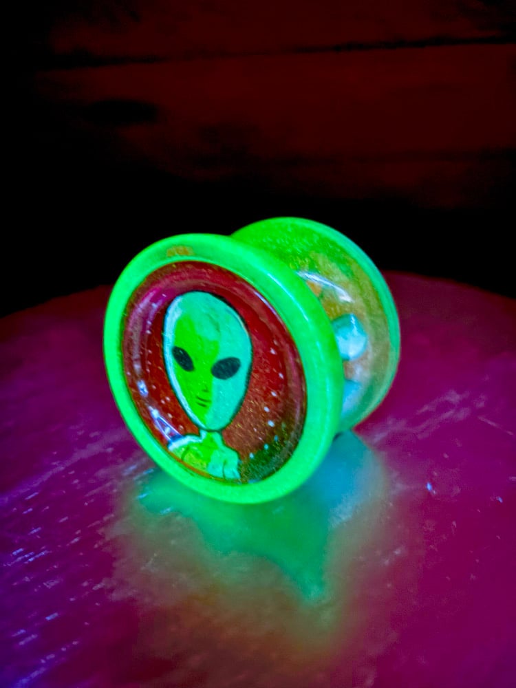 Image of Glow in the Dark Alien Freebane One with UFO display 