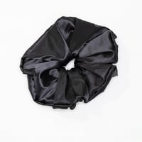 Image 1 of Giga Σατέν Scrunchie - Μαύρο (23cm)
