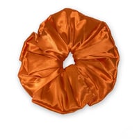Image 1 of Giga Σατέν Scrunchie - Πορτοκαλί (23cm)