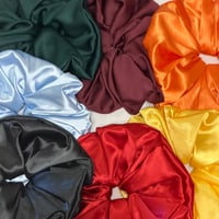 Image 2 of Giga Σατέν Scrunchie - Πορτοκαλί (23cm)