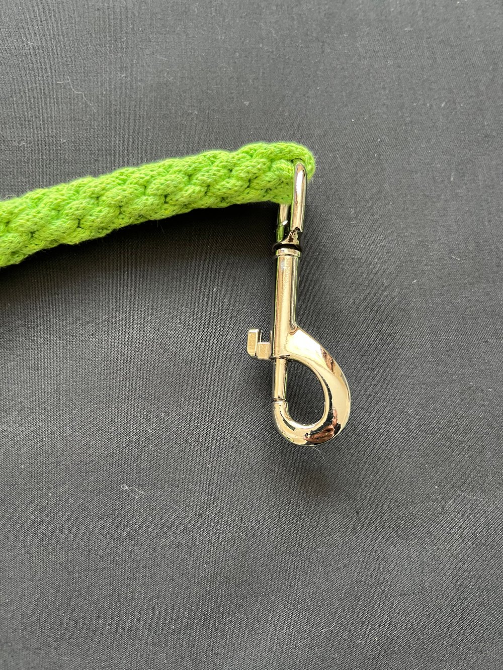 Image of Solid colour medium weight lead