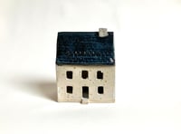 Image 1 of Stort Hus - Cremehvid/Mørkeblå (2. sortering)