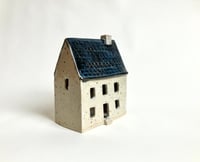 Image 2 of Stort Hus - Cremehvid/Mørkeblå (2. sortering)