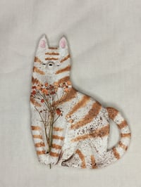 Raidallinen istuva kissa savityö 