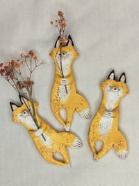 Image 1 of Tanssiva kettu savityö 