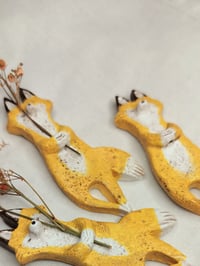 Image 2 of Tanssiva kettu savityö 