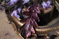 Image 2 of Collana con vera foglia di quercia racchiusa nel rame con patina viola-magenta