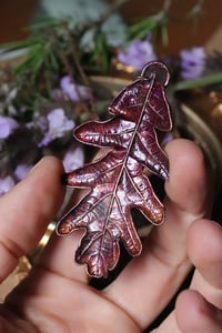 Image 3 of Collana con vera foglia di quercia racchiusa nel rame con patina viola-magenta