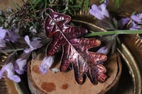 Image 1 of Collana con vera foglia di quercia racchiusa nel rame con patina viola-magenta