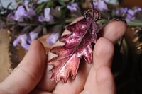 Image 2 of Collana con vera foglia di quercia racchiusa nel rame con patina viola sfumata