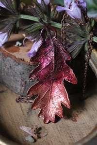 Image 3 of Collana con vera foglia di quercia racchiusa nel rame con patina viola sfumata