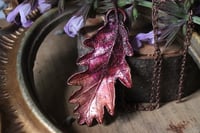 Image 1 of Collana con vera foglia di quercia racchiusa nel rame con patina viola sfumata