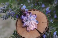 Image 2 of Collana con vera foglia di quercia racchiusa nel rame con patina viola