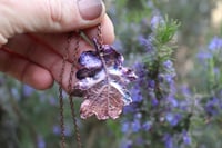 Image 3 of Collana con vera foglia di quercia racchiusa nel rame con patina viola