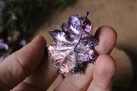 Image 1 of Collana con vera foglia di quercia racchiusa nel rame con patina viola