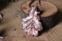 Image 3 of Collana con vera foglia di quercia racchiusa nel rame con patina ossidata scura