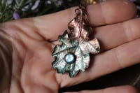 Image 1 of Collana con vera foglia di quercia elettroformata in rame con patina celeste e labradorite