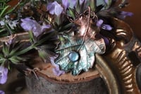 Image 2 of Collana con vera foglia di quercia elettroformata in rame con patina celeste e labradorite