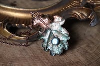 Image 3 of Collana con vera foglia di quercia elettroformata in rame con patina celeste e labradorite