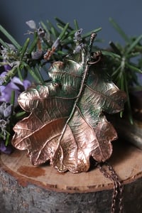 Image 2 of Collana con vera foglia di quercia racchiusa nel rame con patina sfumata verde