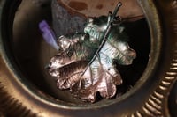 Image 3 of Collana con vera foglia di quercia racchiusa nel rame con patina sfumata verde
