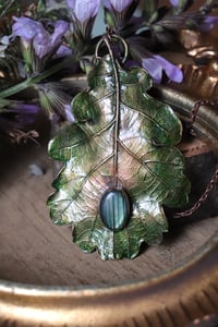 Image 2 of Collana con vera foglia di quercia elettroformata in rame, patina dipinta verde e labradorite