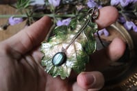 Image 3 of Collana con vera foglia di quercia elettroformata in rame, patina dipinta verde e labradorite