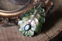 Image 1 of Collana con vera foglia di quercia elettroformata in rame, patina dipinta verde e labradorite