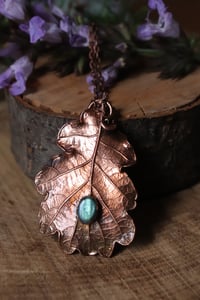 Image 1 of Collana con vera foglia di quercia elettroformata in rame ossidato e labradorite