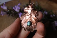 Image 2 of Collana con vera foglia di quercia elettroformata in rame ossidato e labradorite