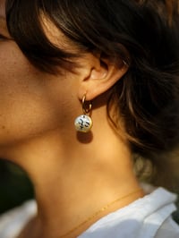 Image 1 of Boucles d'oreille Petit Médaillon • Les Veilleuses