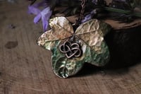 Image 2 of Collana con vera foglia di edera racchiusa nel rame con patina sfumata verde e nodo decorativo