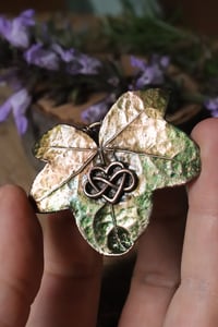 Image 1 of Collana con vera foglia di edera racchiusa nel rame con patina sfumata verde e nodo decorativo