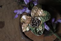 Image 3 of Collana con vera foglia di edera racchiusa nel rame con patina sfumata verde e nodo decorativo