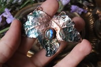 Image 1 of Collana con vera foglia di edera elettroformata in rame con patina celeste e labradorite
